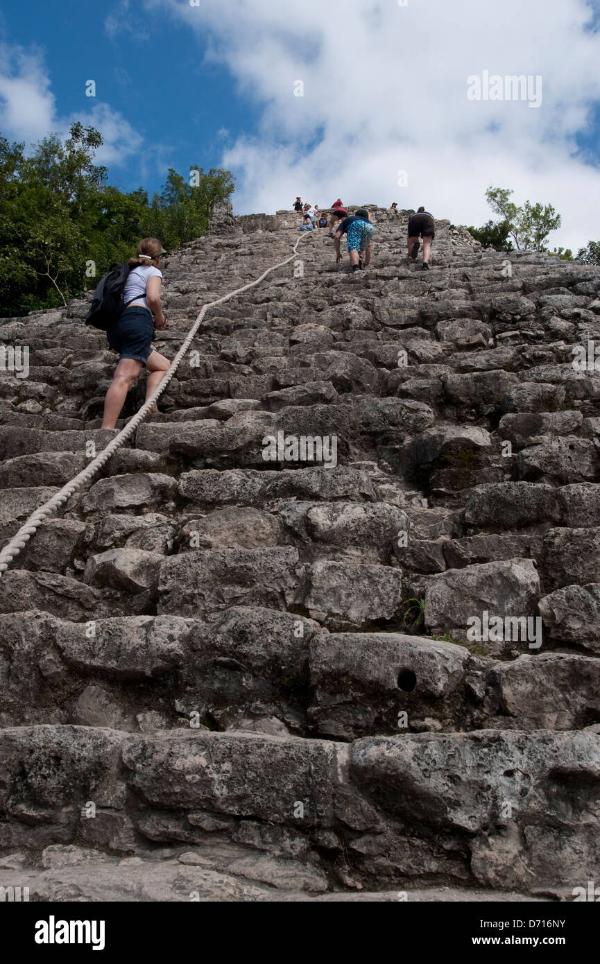 Mexiko, Yucatan-Halbinsel in der Nähe von Cancun, Maya Ruinen von Coba, Nohoch Mut Group, Touristen Klettern Schloss, Pyramide Stockfoto