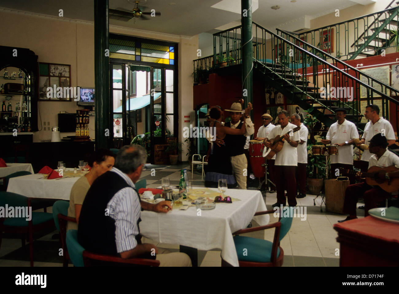 Kuba, Habana Vieja, Band spielt im Restaurant, alle Paare tanzen Stockfoto