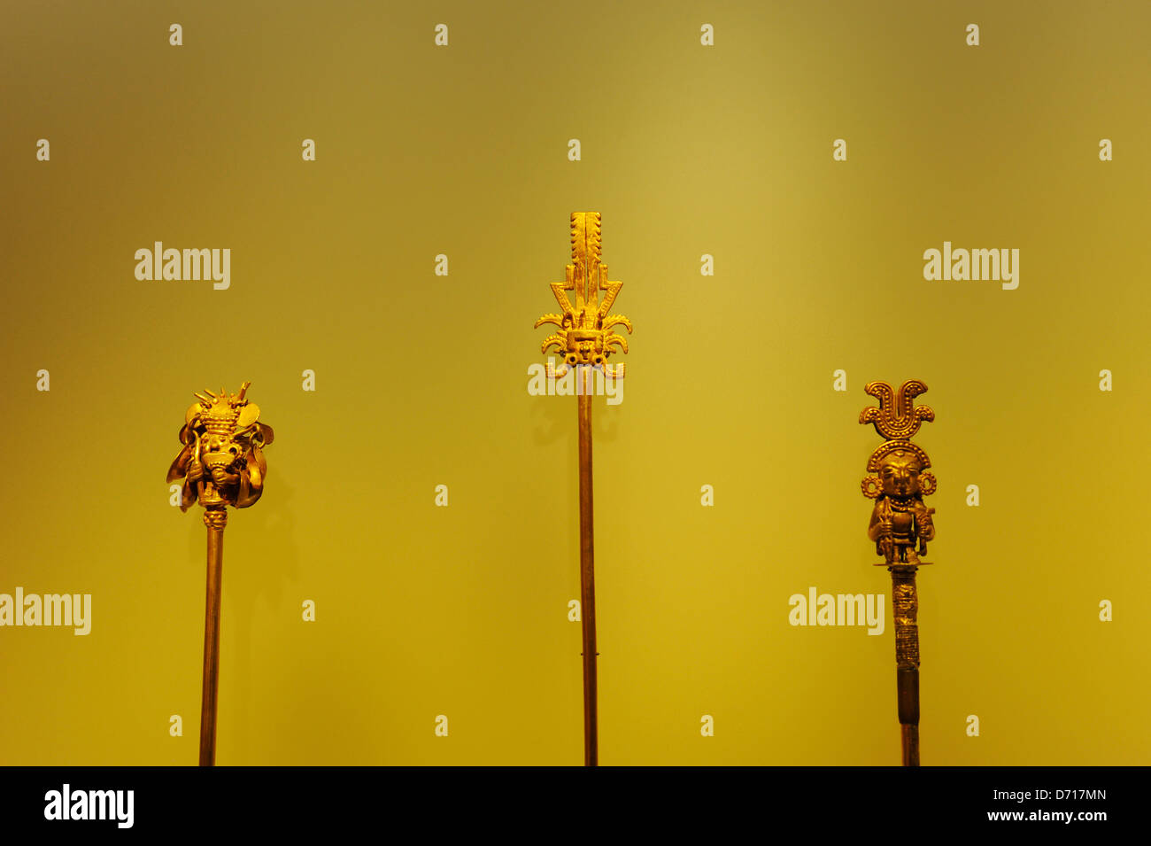 Goldene Artefakt Yotoco Malagana Stamm (Sticks entfernen Kalk Container) im Gold-Museum In La Candelaria Altstadt Bogota Kolumbien Stockfoto