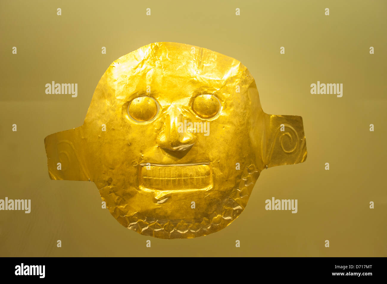 Goldene Artefakt aus Yotoco Malagana Stamm (Totenmaske) In das Gold-Museum In La Candelaria, die alte Stadt von Bogota, Kolumbien Stockfoto