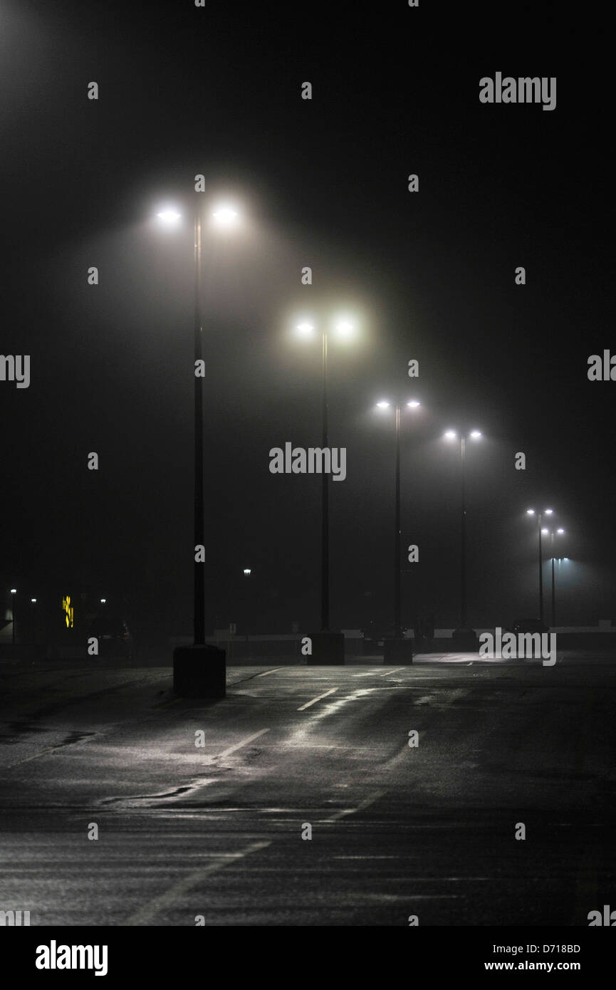 Parkplatz in der Nacht mit Nebel bedeckt Stockfoto
