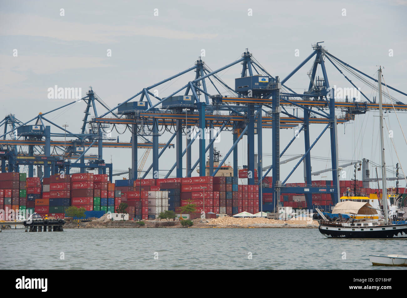 Containerhafen In Cartagena, Kolumbien Stockfoto