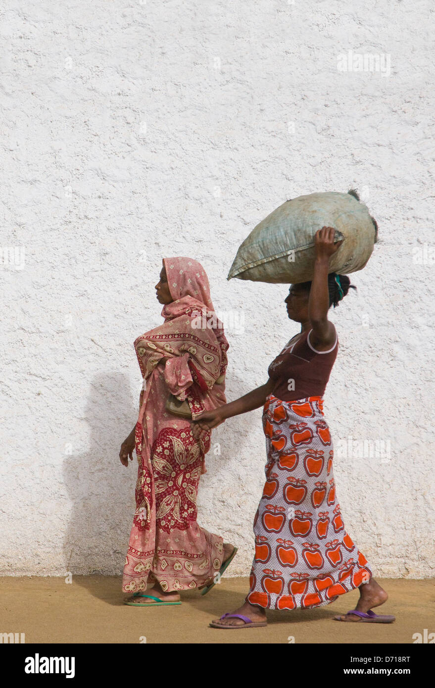 Frauen auf der Straße, Nosy Be, Madagaskar Stockfoto