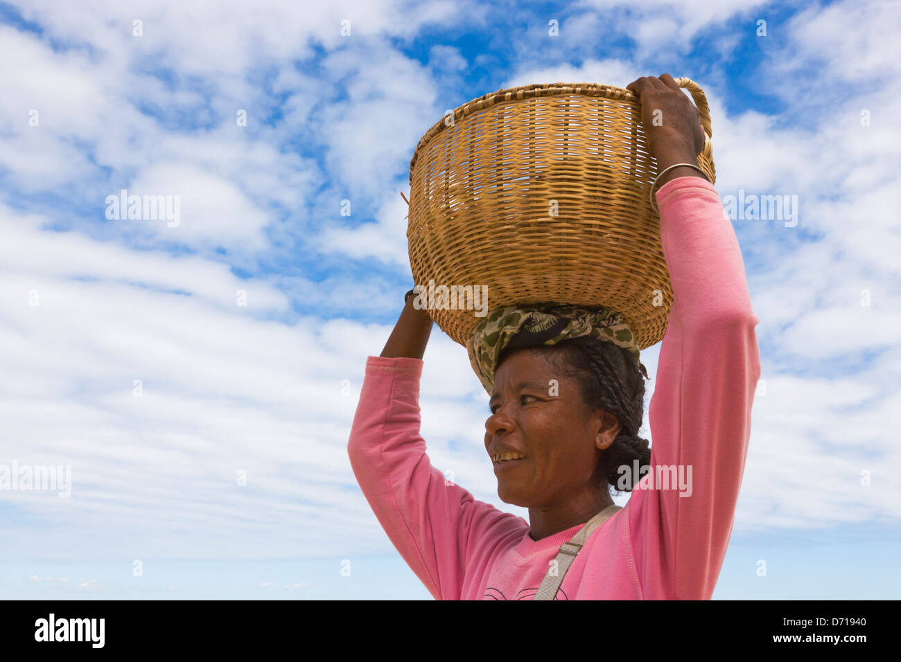 Mädchen mit Korb, Nosy Be, Madagaskar Stockfoto