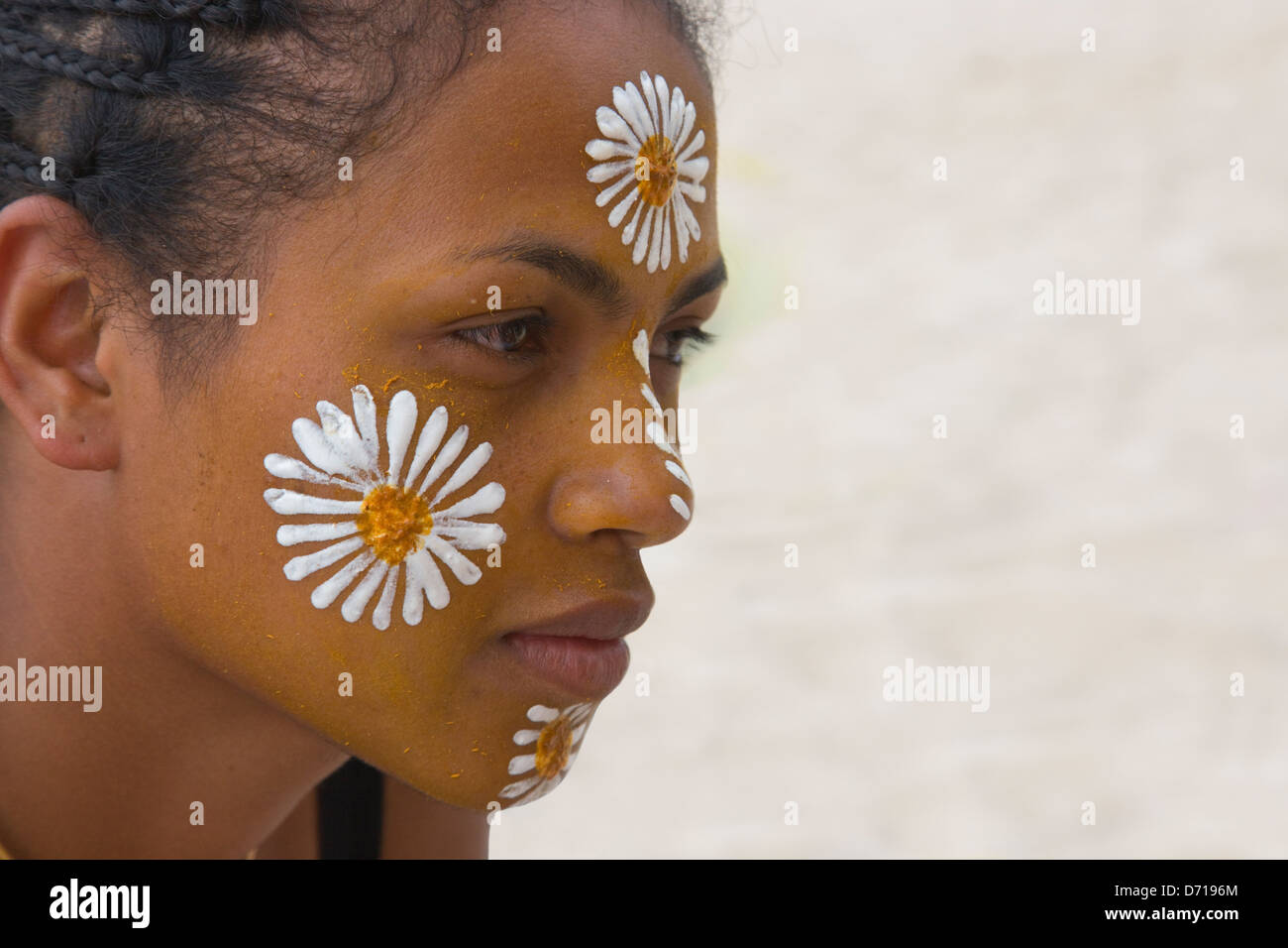 Mädchen mit Gesicht bemalt mit Blumen, Nosy Be, Madagaskar Stockfoto