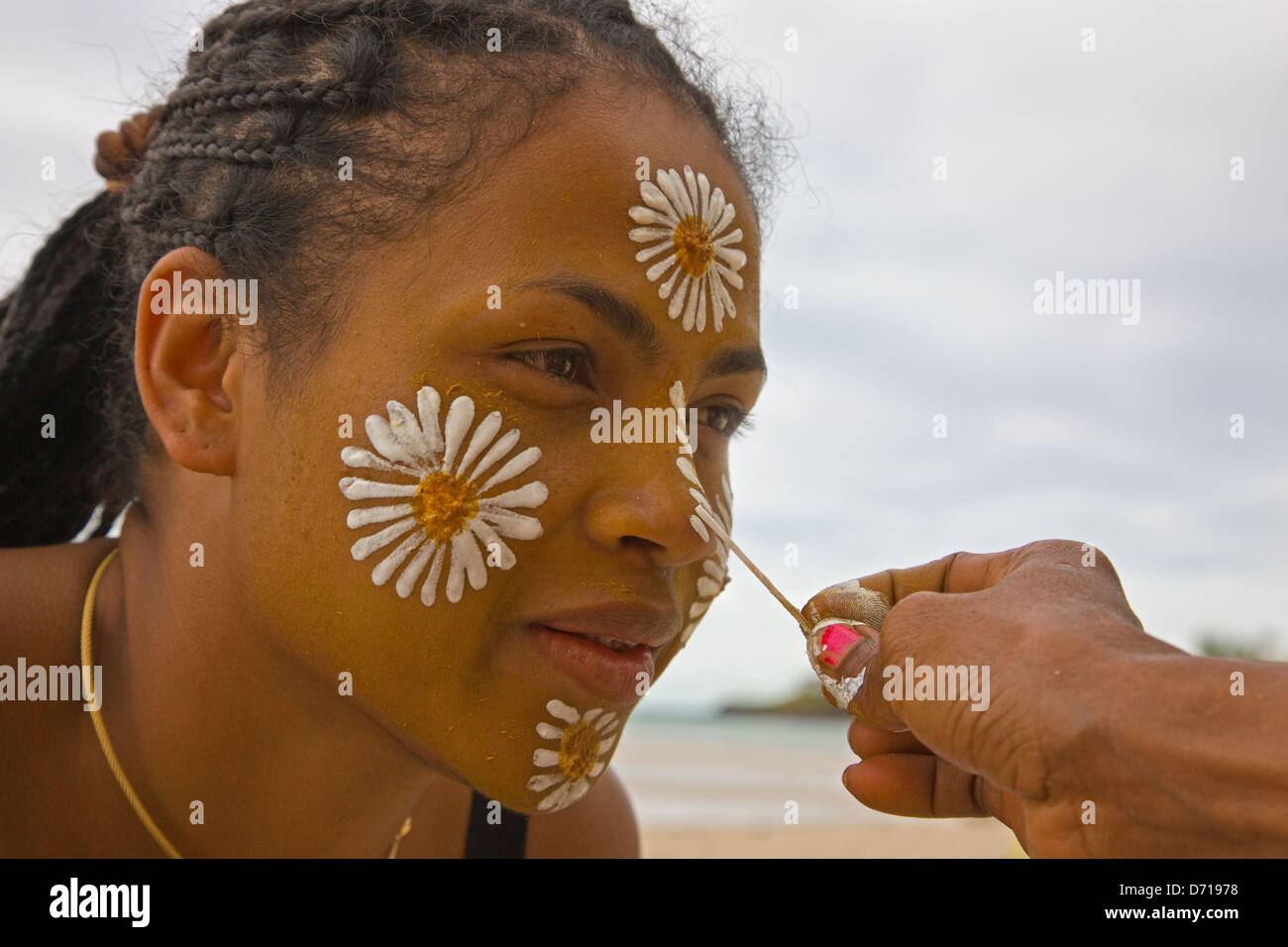 Mädchen mit Gesicht bemalt mit Blumen, Nosy Be, Madagaskar Stockfoto