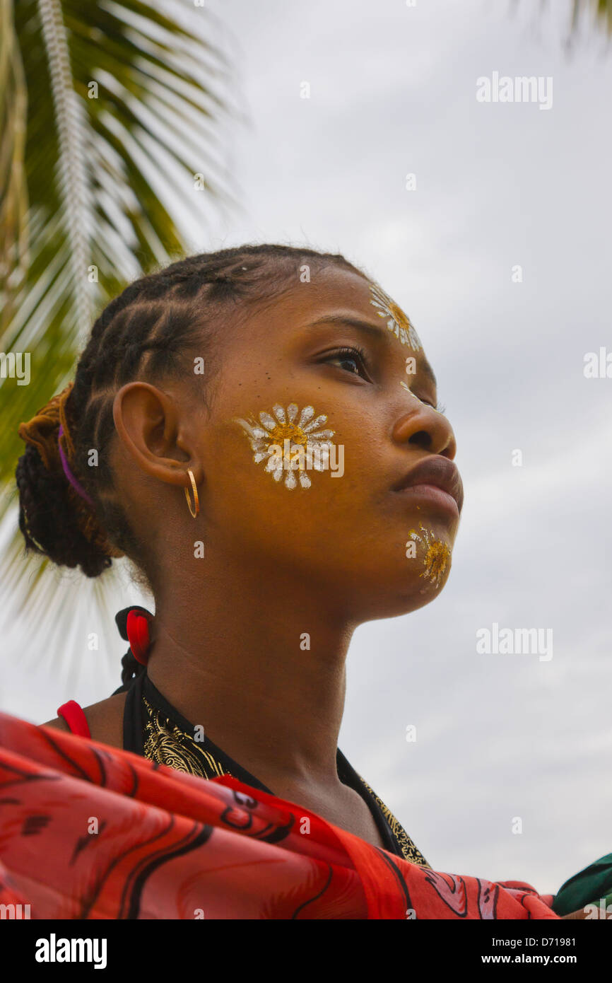 Mädchen mit Gesicht bemalt mit Blumen, Nosy Be, Madagaskar Stockfoto