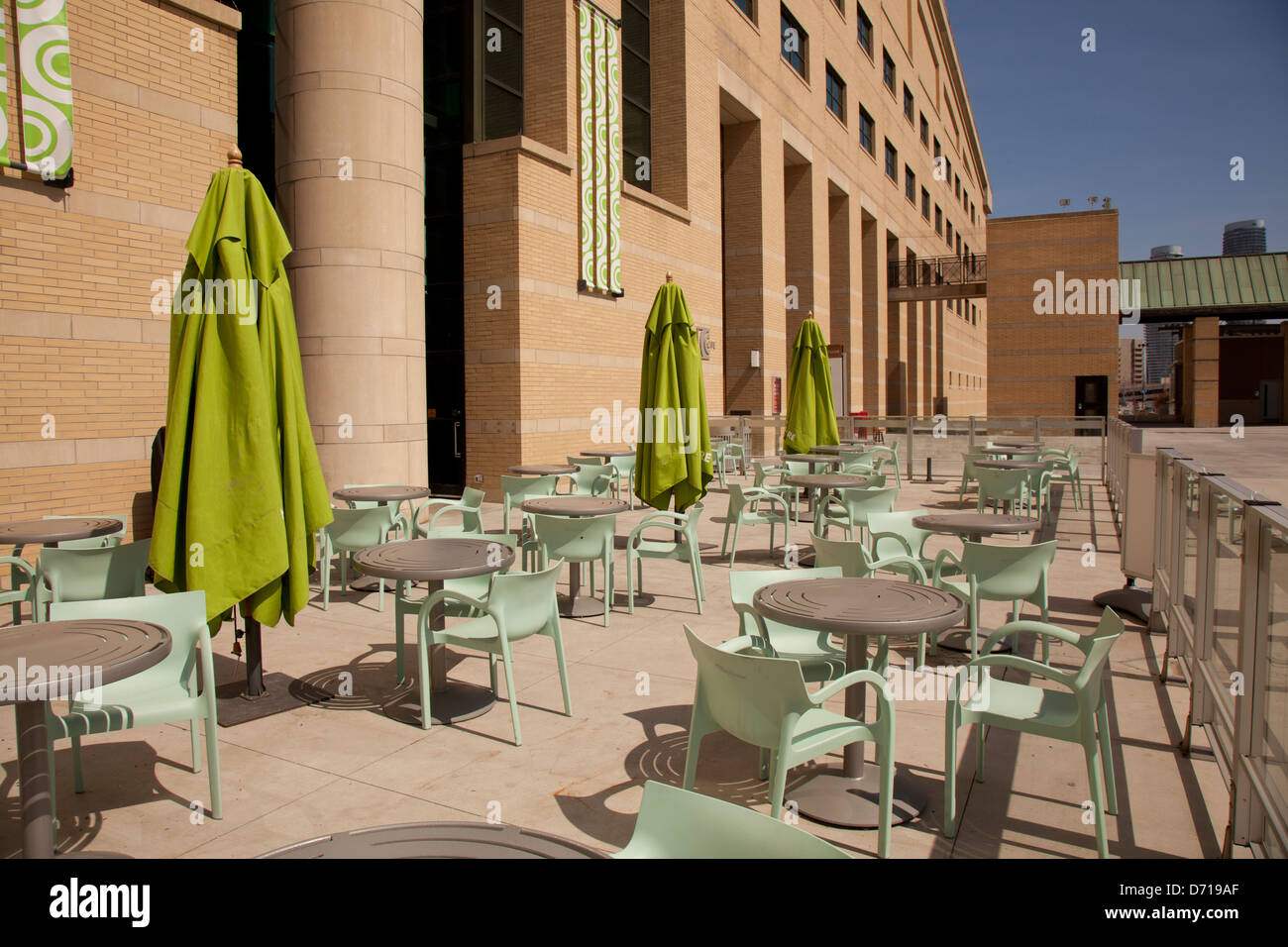 Freiluft-Café-Terrasse mit Stühlen und Tischen Stockfoto