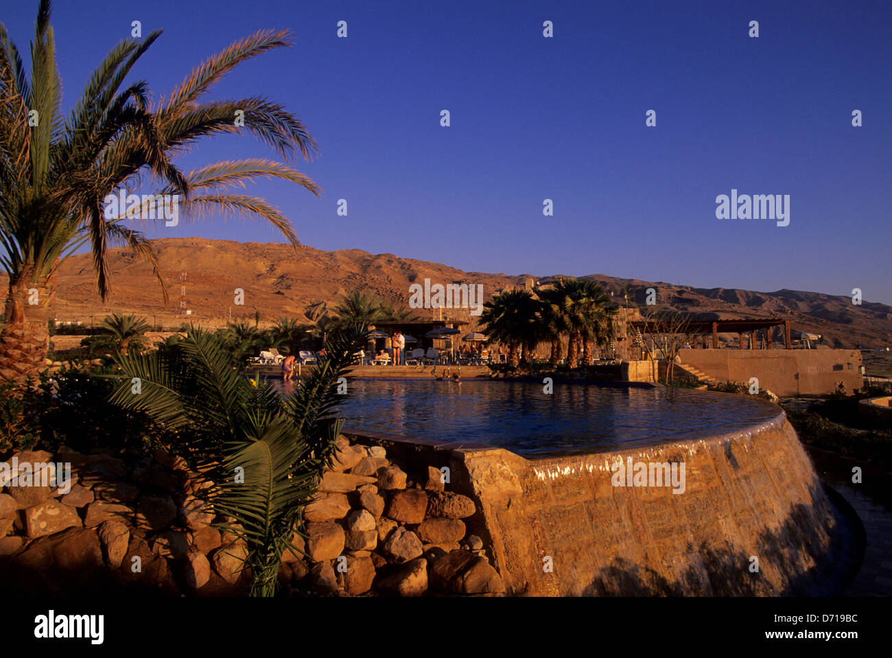 Jordanien, Totes Meer, Mövenpick Dead Sea Resort und Spa, Pool  Stockfotografie - Alamy