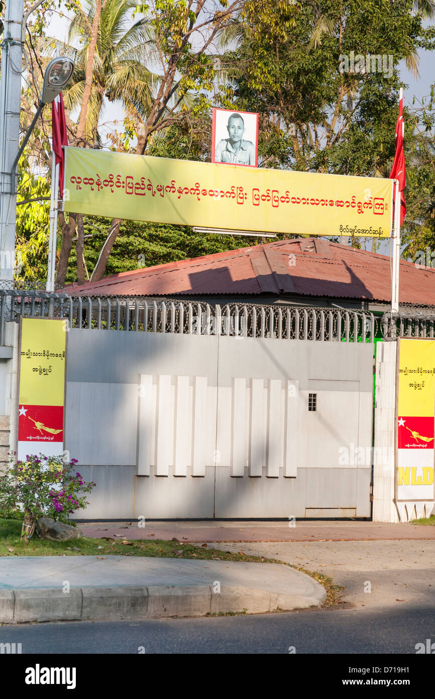 Gated Eingang, der Heimat von Aung San Suu Kyi, 54 University Avenue, Yangon (Rangoon), Myanmar, (Burma) Stockfoto