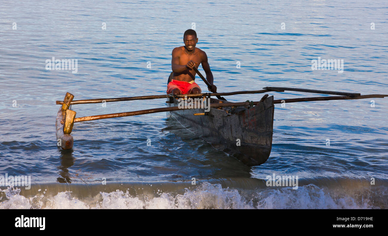 Fischer Rudern Kanu im Meer, Nosy Be, Madagaskar Stockfoto