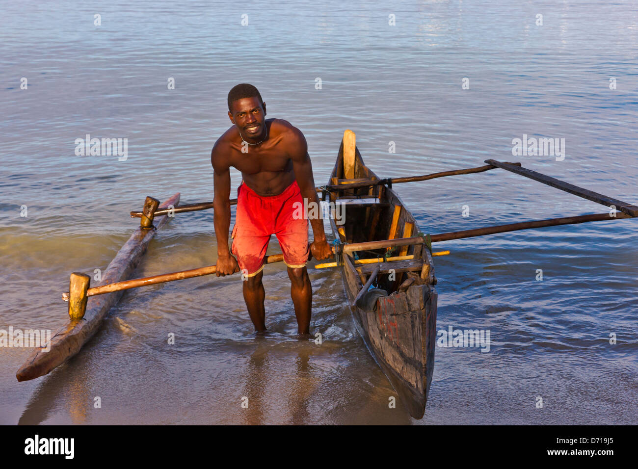 Fischer Rudern Kanu im Meer, Nosy Be, Madagaskar Stockfoto