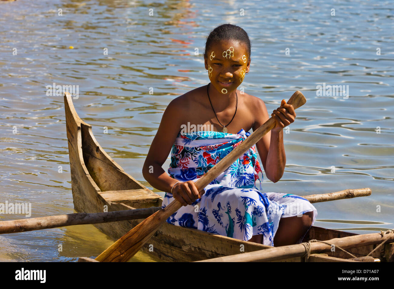 Mädchen auf Kanu, Nosy Be, Madagaskar Stockfoto