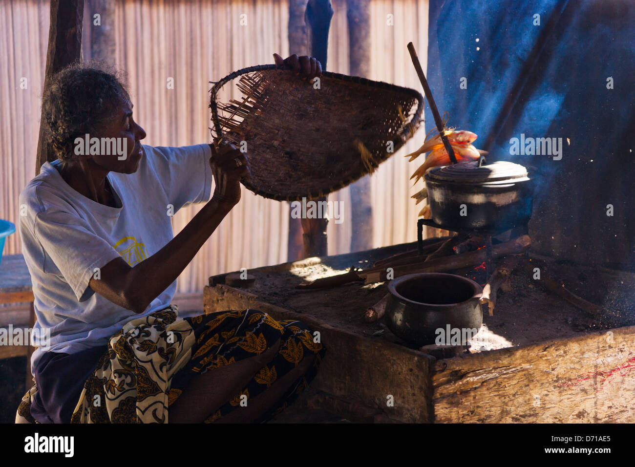 Frau, Kochen in der Küche, Nosy Be, Madagaskar Stockfoto