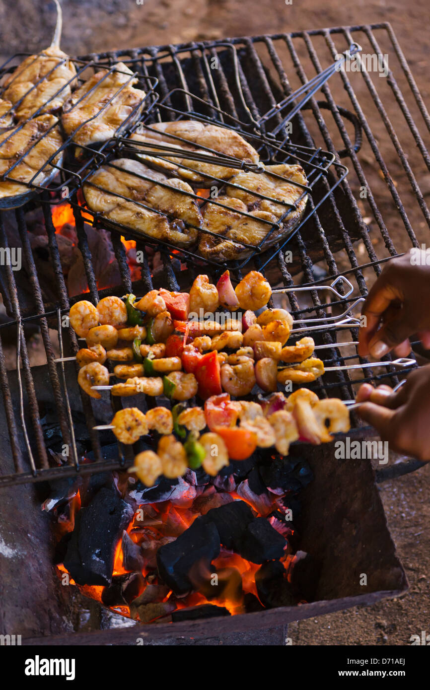 Grill Essen, Nosy Be, Madagaskar Stockfoto