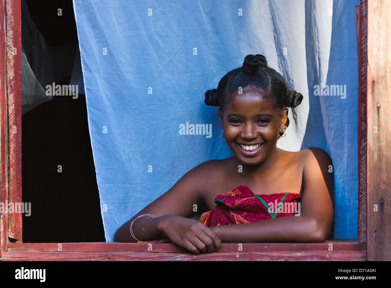 Frau durch die Fenster, Nosy Komba, Madagaskar Stockfoto