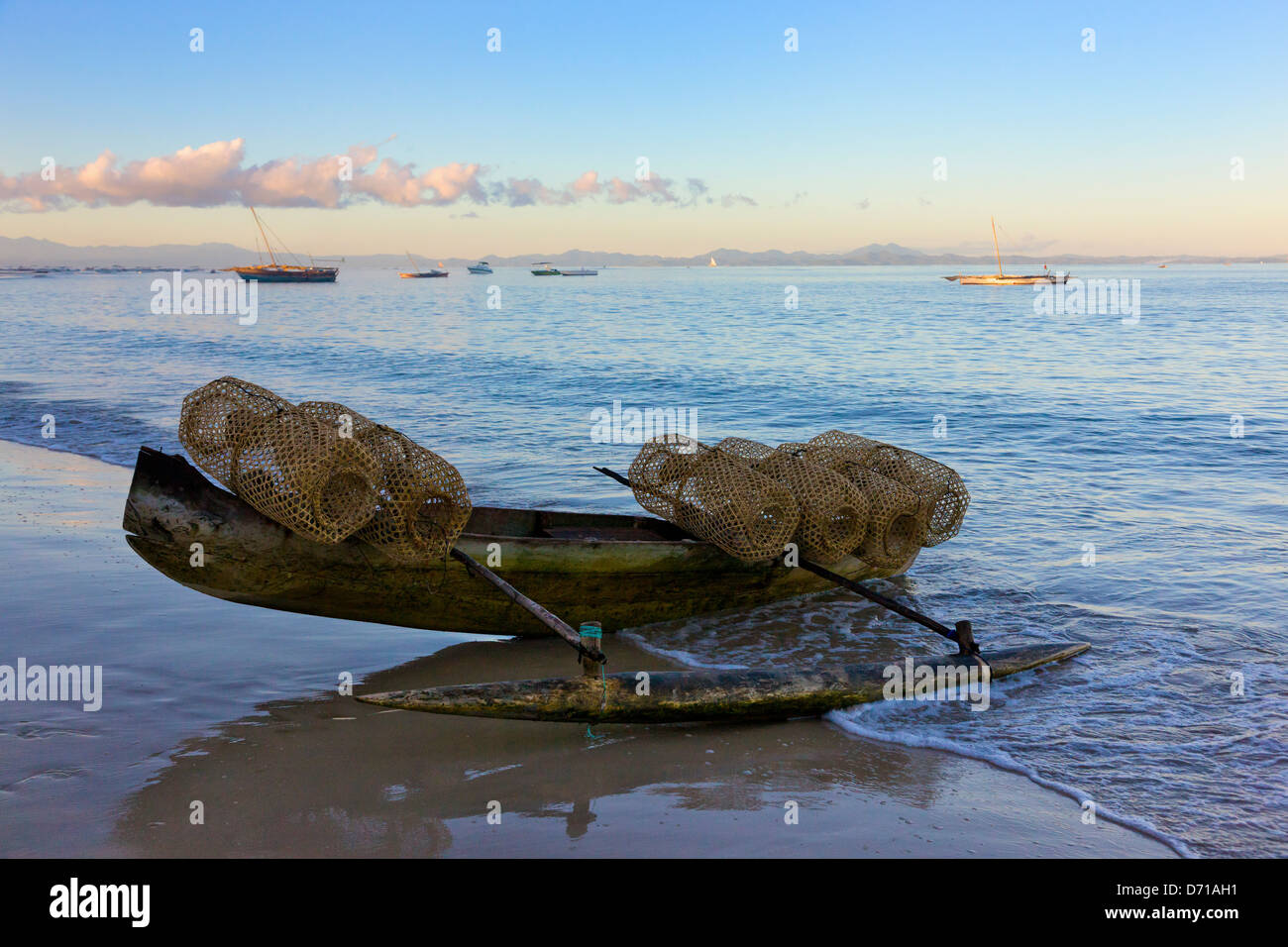 Angeln-Korb auf Kanu, Nosy Komba, Madagaskar Stockfoto