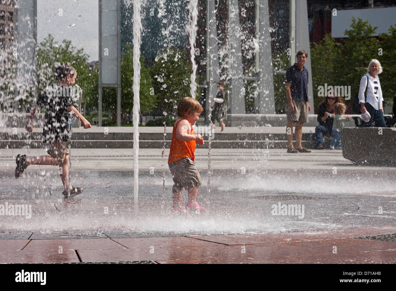 Kinder spielen in einem Brunnen in Boston. Stockfoto
