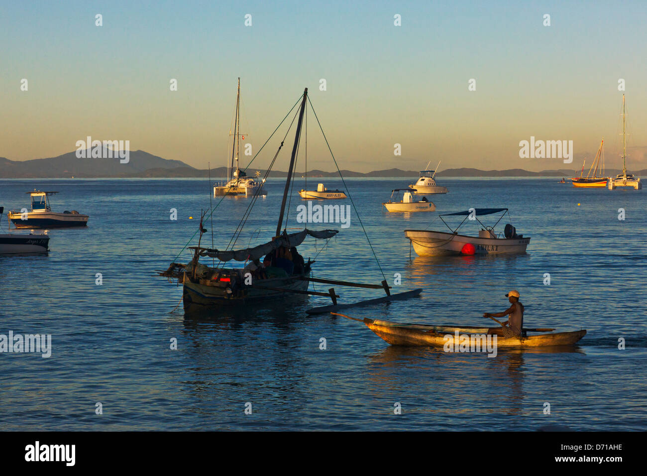 Kanu auf dem Strand, Nosy Komba, Madagaskar Stockfoto