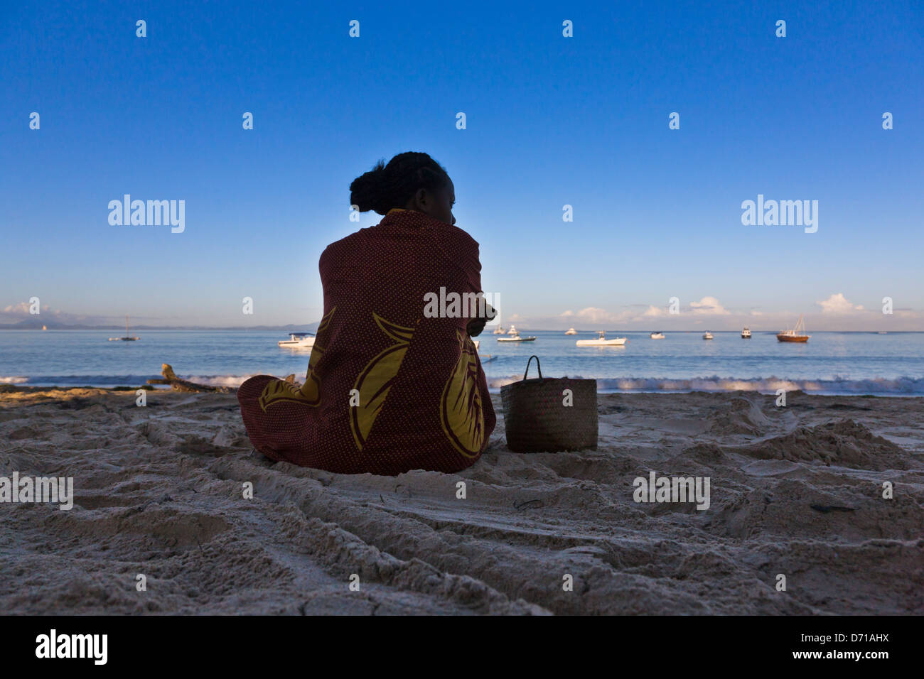 Frau am Strand, Nosy Komba, Madagaskar Stockfoto