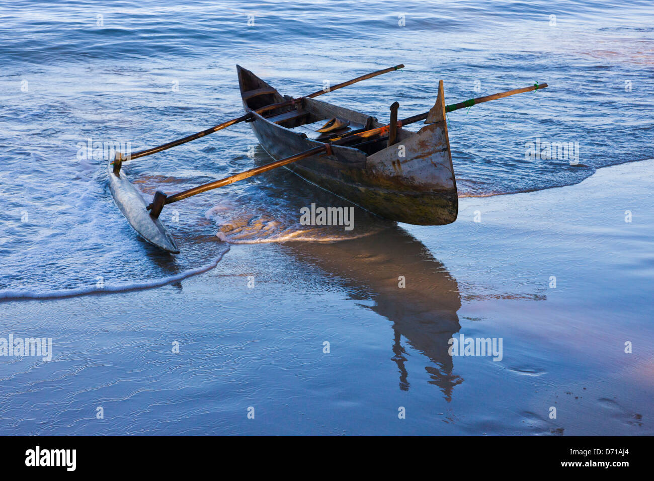 Kanu auf dem Strand, Nosy Komba, Madagaskar Stockfoto
