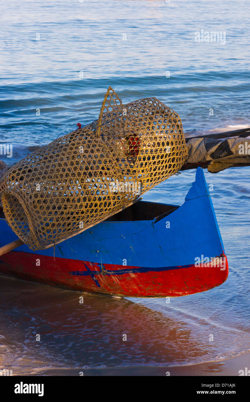 Kanu mit Fischen Korb auf den Strand, Nosy Komba, Madagaskar Stockfoto