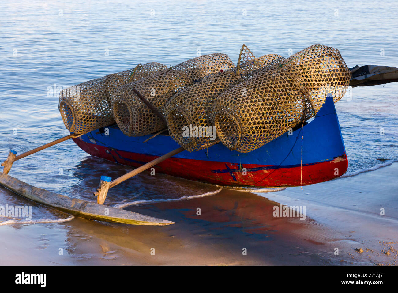 Kanu mit Fischen Korb auf den Strand, Nosy Komba, Madagaskar Stockfoto