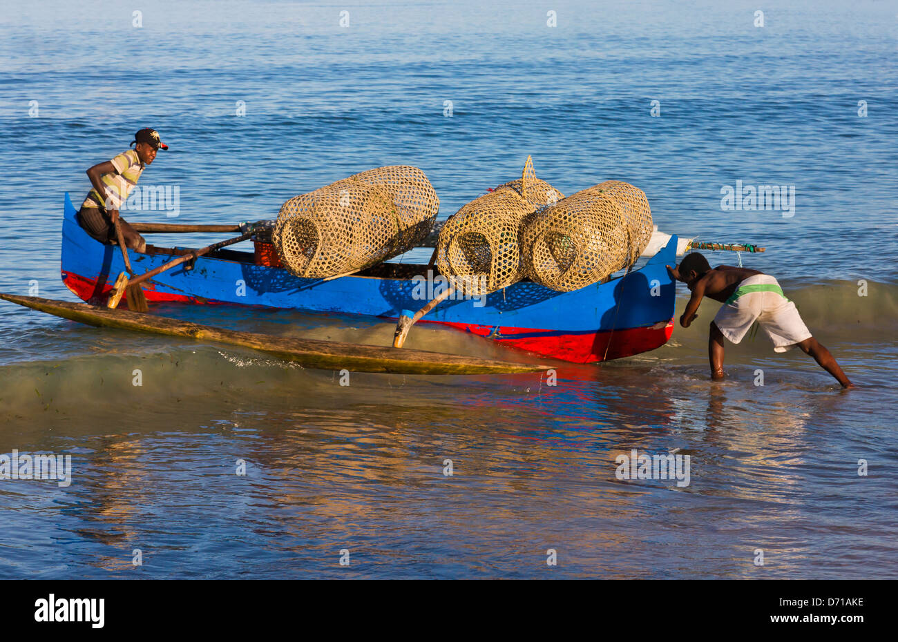 Kanu mit Fischen Korb auf den Strand, Nosy Komba, Madagaskar Stockfoto