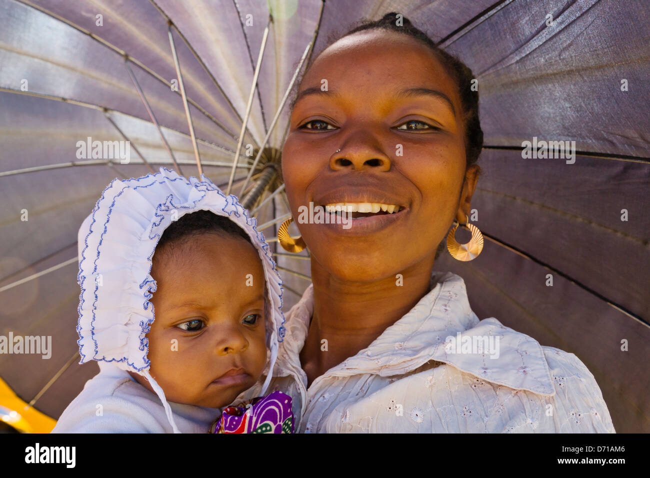 Frau mit Kind mit Regenschirm, Nosy Be, Madagaskar Stockfoto