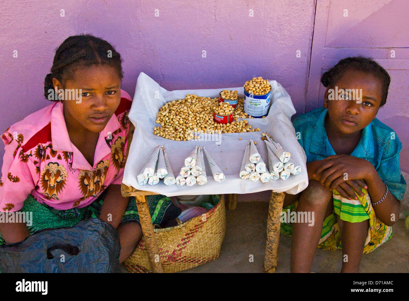 Mädchen, Verkauf von Nüssen und getrockneten Fruitl, Nosy Be, Madagaskar Stockfoto