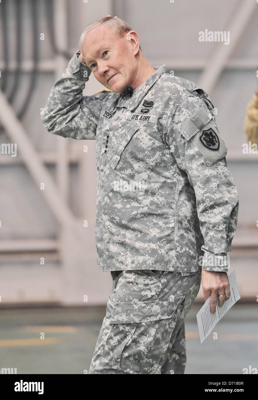 Tokio, Japan. 25. April 2013. Gen Martin E. Dempsey, Yokota Air Base. Am 25. April 2013 besucht General Dempsey, Vorsitzender des US Joint Chiefs Of Staff, Yokota Air Base in Tokio, Japan. (Foto: Aflo/Alamy Live-Nachrichten) Stockfoto