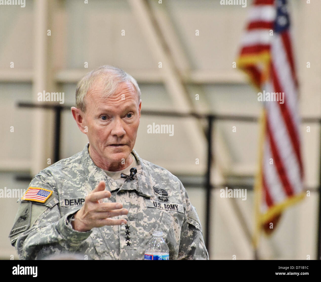 Tokio, Japan. 25. April 2013. Gen Martin E. Dempsey, Yokota Air Base. General Dempsey, Vorsitzender des US Joint Chiefs Of Staff, sprechen Sie mit Soldaten auf der Yokota Air Base in Tokio, Japan, am 25. April 2013. (Foto: Aflo/Alamy Live-Nachrichten) Stockfoto