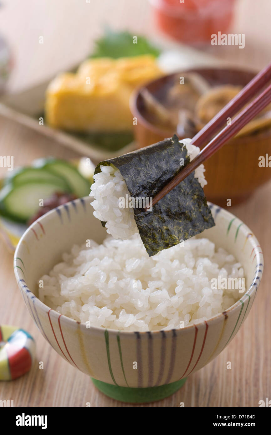 Kommissionierung, Nori und Reis mit Stäbchen Stockfoto