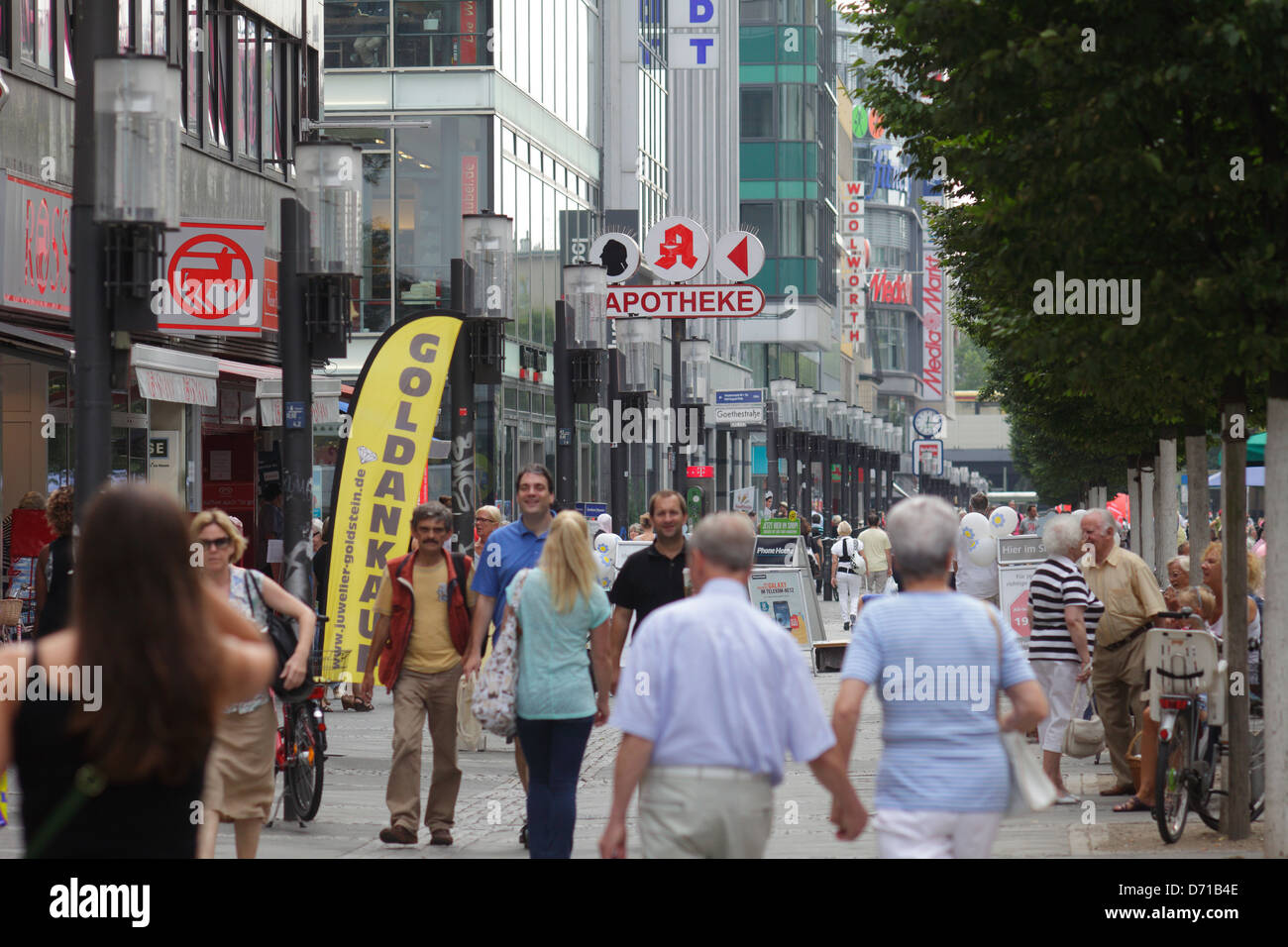 Berlin, Deutschland, Passanten auf der Straße und der Fußgängerzone Wilmersdorferstrasse Stockfoto