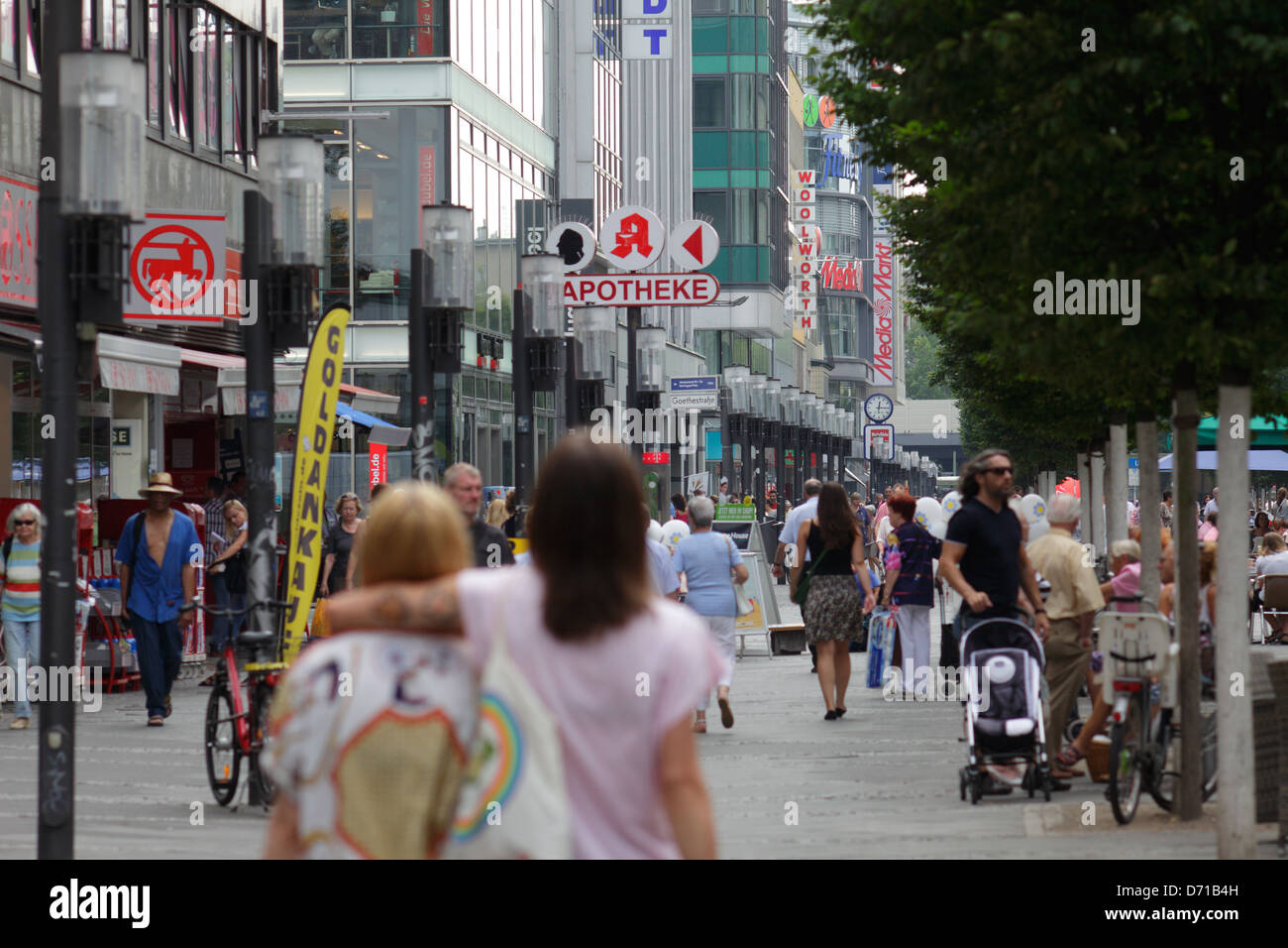 Berlin, Deutschland, Passanten auf der Straße und der Fußgängerzone Wilmersdorferstrasse Stockfoto