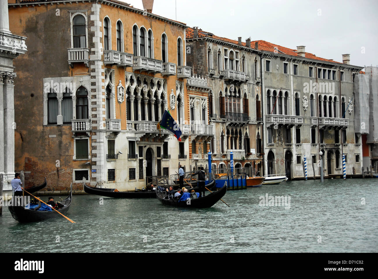 Venezianische Gebäude und Paläste entlang des Canal Grande in Venedig, Italien Stockfoto