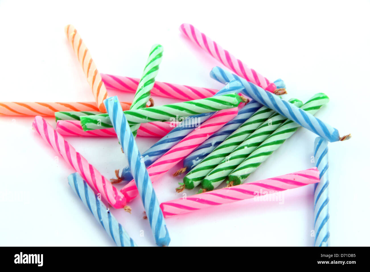 Bunte Kerzen brachte sortiert eine andere. Stockfoto