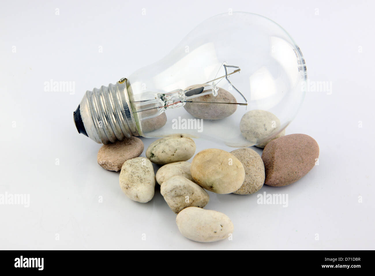 Lampe mit einem weißen Stein auf dem weißen Hintergrund. Stockfoto