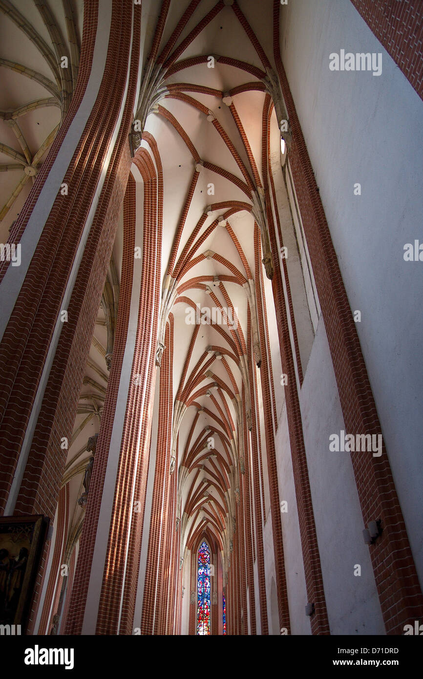 Gewölbte Decken in der gotischen Kirche Stockfoto