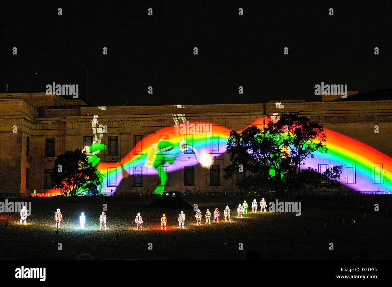 Frösche Taucher und ein Regenbogen auf Museum Wände in "Der Atem der Vulkan' zeigen, die von der Groupe F an der Auckland Arts Festival, Domain, Neuseeland projiziert Stockfoto