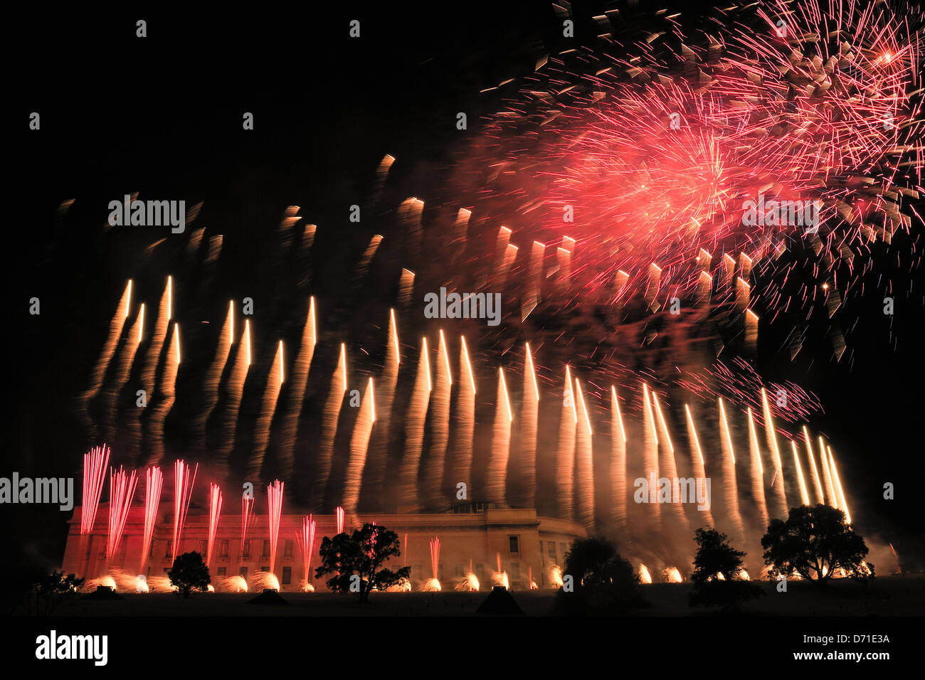 Feuerwerk über dem Museum in Auckland Domain während der Atem der Vulkan Licht zeigen, die von der Groupe F, Auckland Arts Festival, Neuseeland Stockfoto