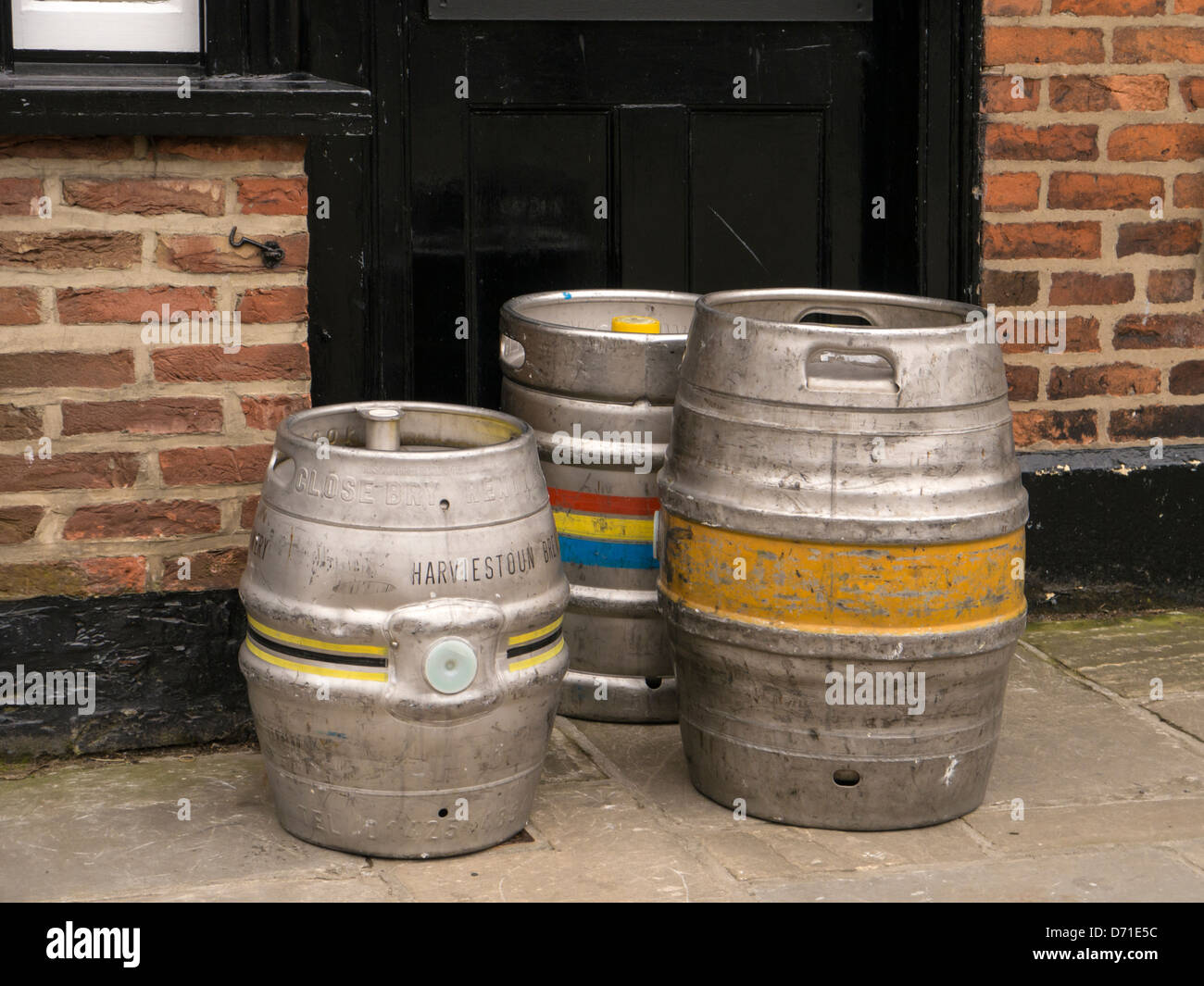 KNARESBOROUGH, NORTH YORKSHIRE - 19. APRIL 2013: Bierfässer aus Metall vor dem Pub in der Stadt Stockfoto