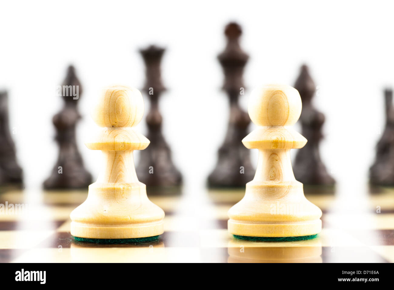 Konzept für die Herausforderung mit eleganten Stauton Stil Schachfiguren Stockfoto