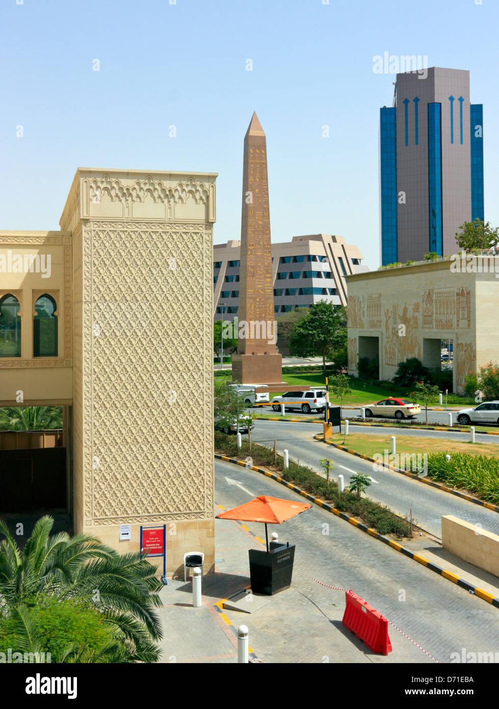 Monolith vor der Wafi Shopping Mall, Dubai, Vereinigte Arabische Emirate Stockfoto