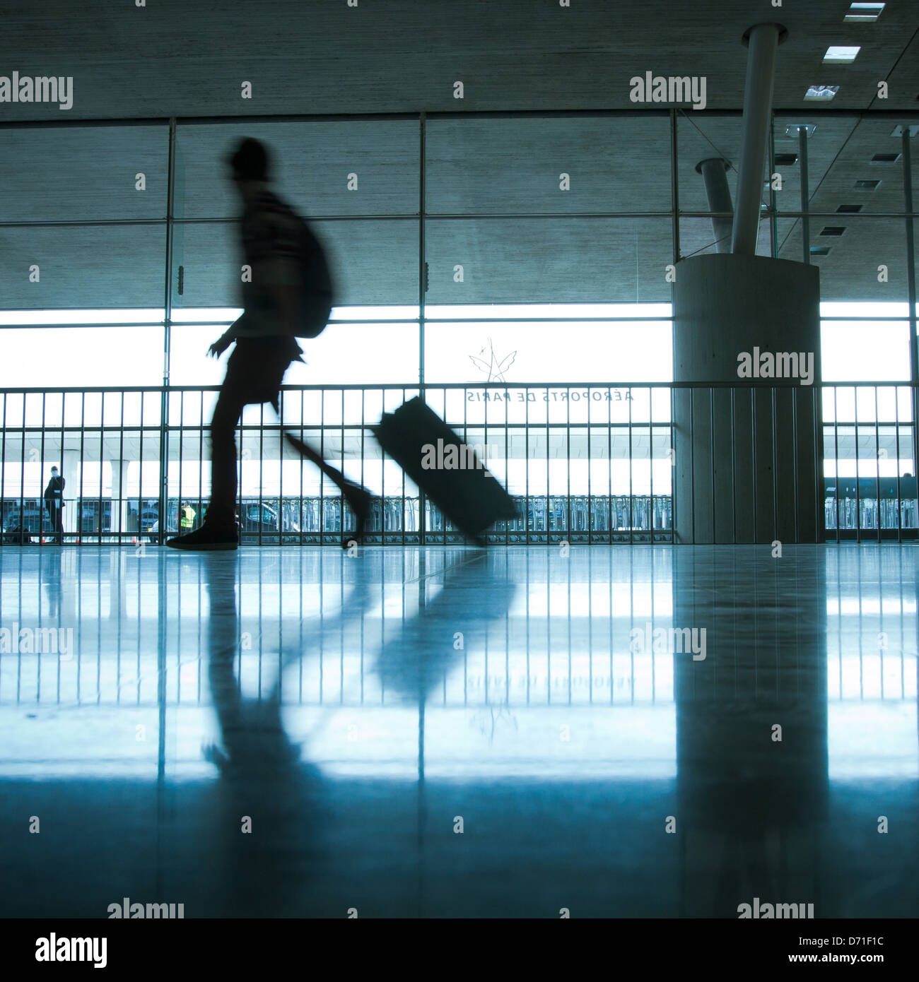 abstrakte Flughafen und Silhouette des Gehens Person mit Gepäck Stockfoto