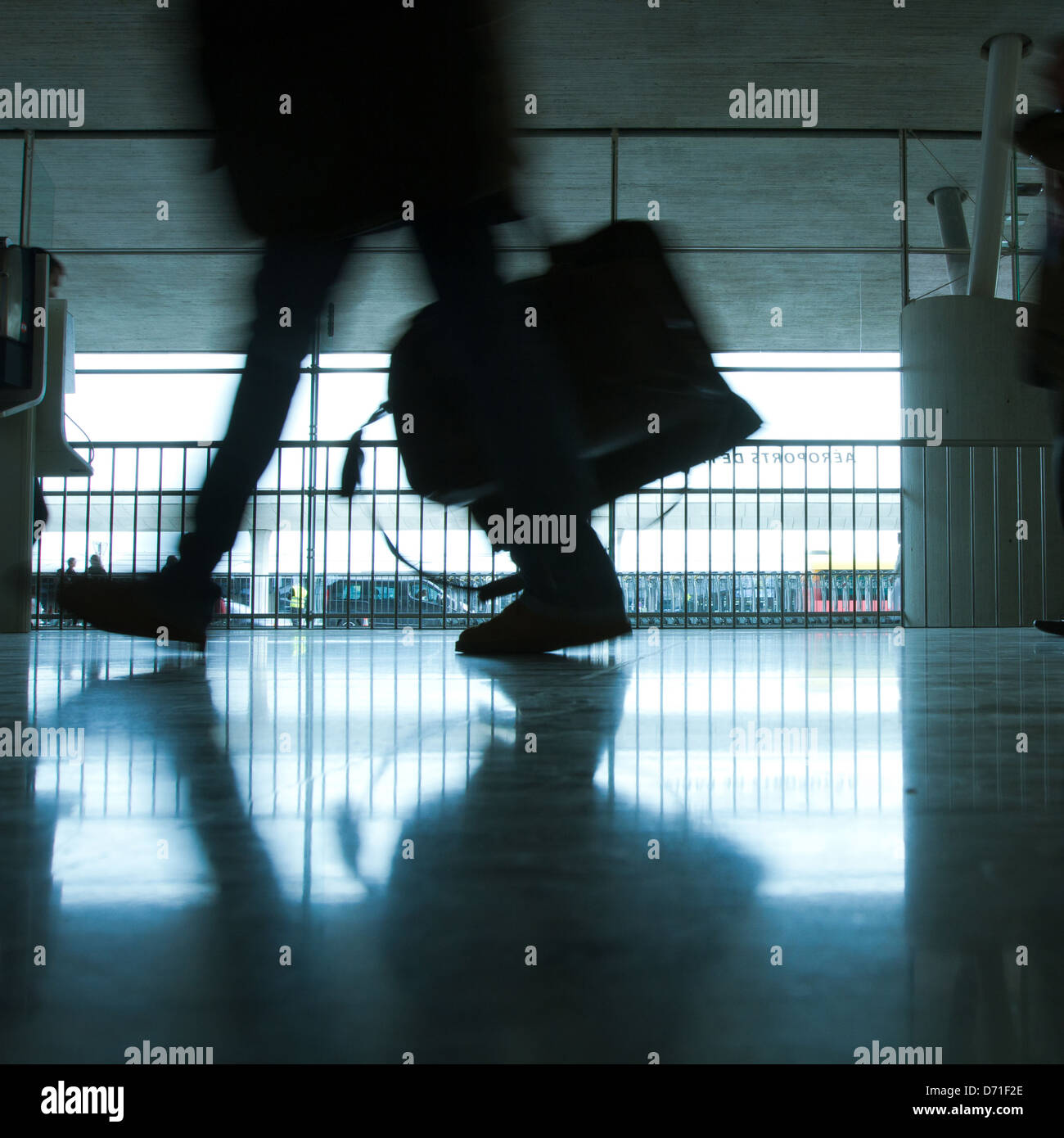 abstrakte Flughafen und Silhouette des Gehens Person mit Gepäck Stockfoto