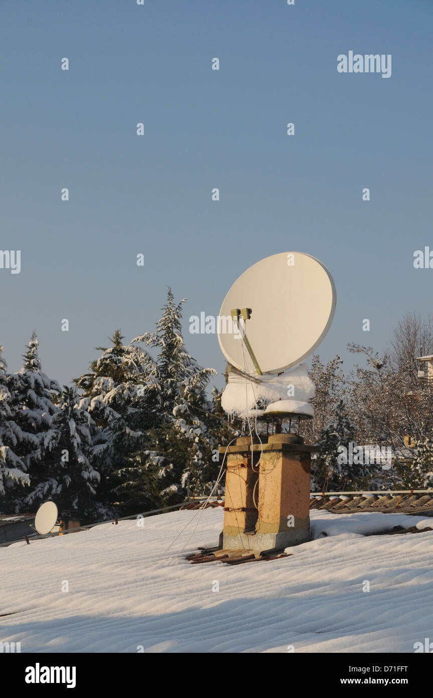 Sat-Antenne, Antenne auf dem Dach im Winter. Stockfoto