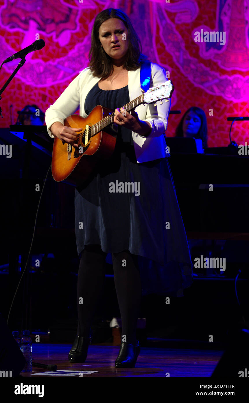 Barcelona, Spanien. 25. April 2013. Sängerin Madeleine Peyroux führt mit seiner Band im Palau De La Música Catalana Veranstaltungsort. Stockfoto