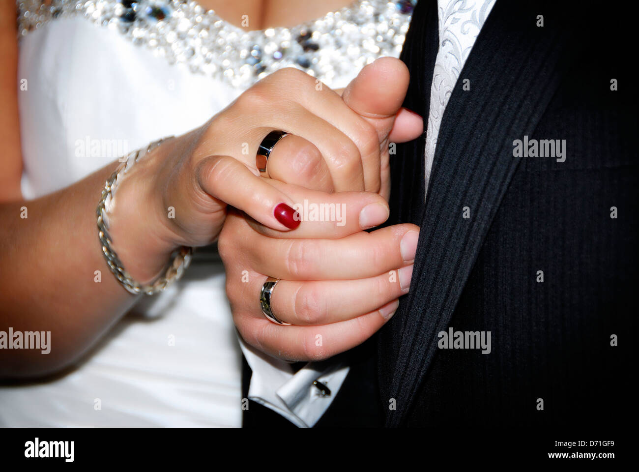 Braut und Bräutigam mit Eheringe, Hochzeit Stockfoto