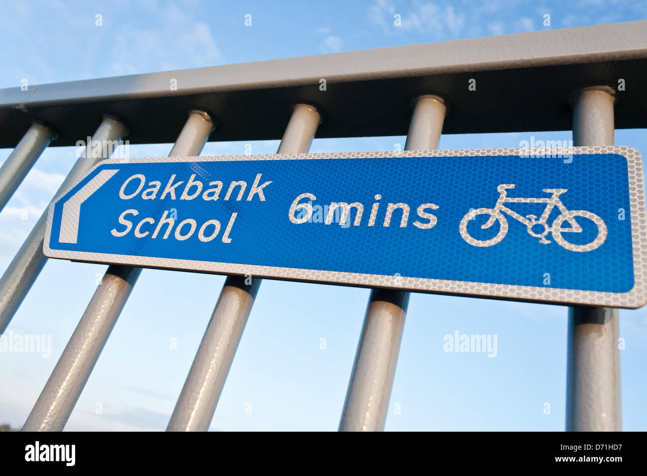 Melden Sie auf einem Zyklus Weg zeigt Ziel der freien Schule und geschätzte Reisezeit. Stockfoto